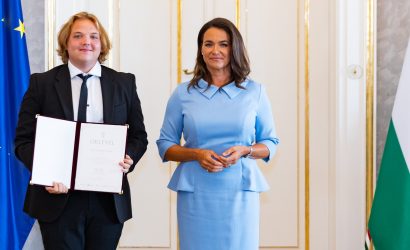 Balázs-Piri Soma Novák Katalin köztársasági elnöktől vehette át a Stipendium Ösztöndíj okiratát